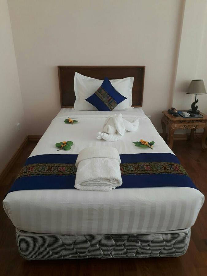 Famous Hotel Loikaw Extérieur photo