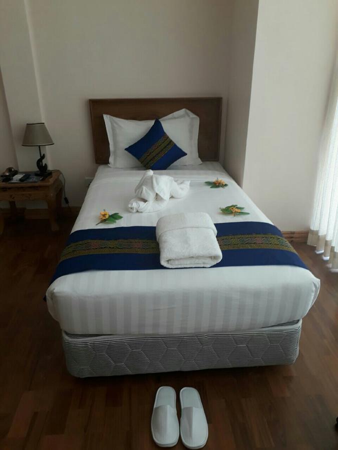Famous Hotel Loikaw Extérieur photo